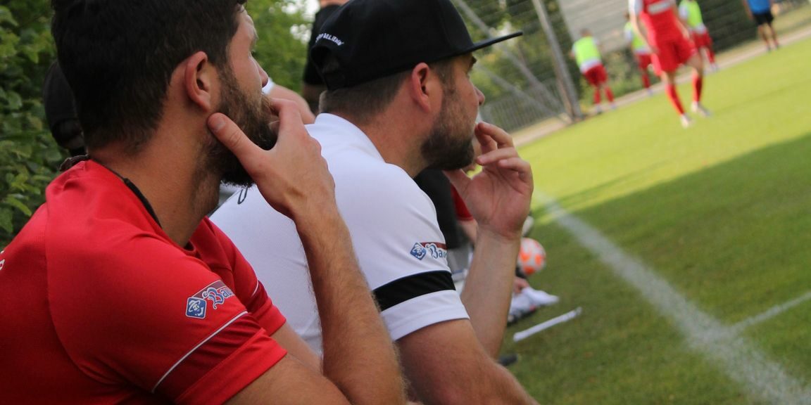 Florian Heller (weißes Shirt) Beobachtet Die Vorbereitung Ganz Genau